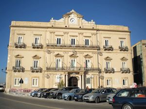 Cgil Cisl Uil di Taranto e le federazioni dei Pensionati denunciano le inadempienze del Comune